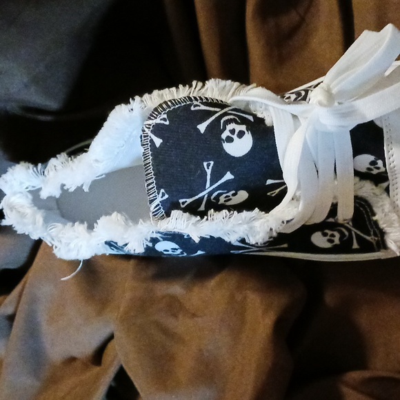 Skull & Crossbones Design Sneakers - Picture 10 of 16